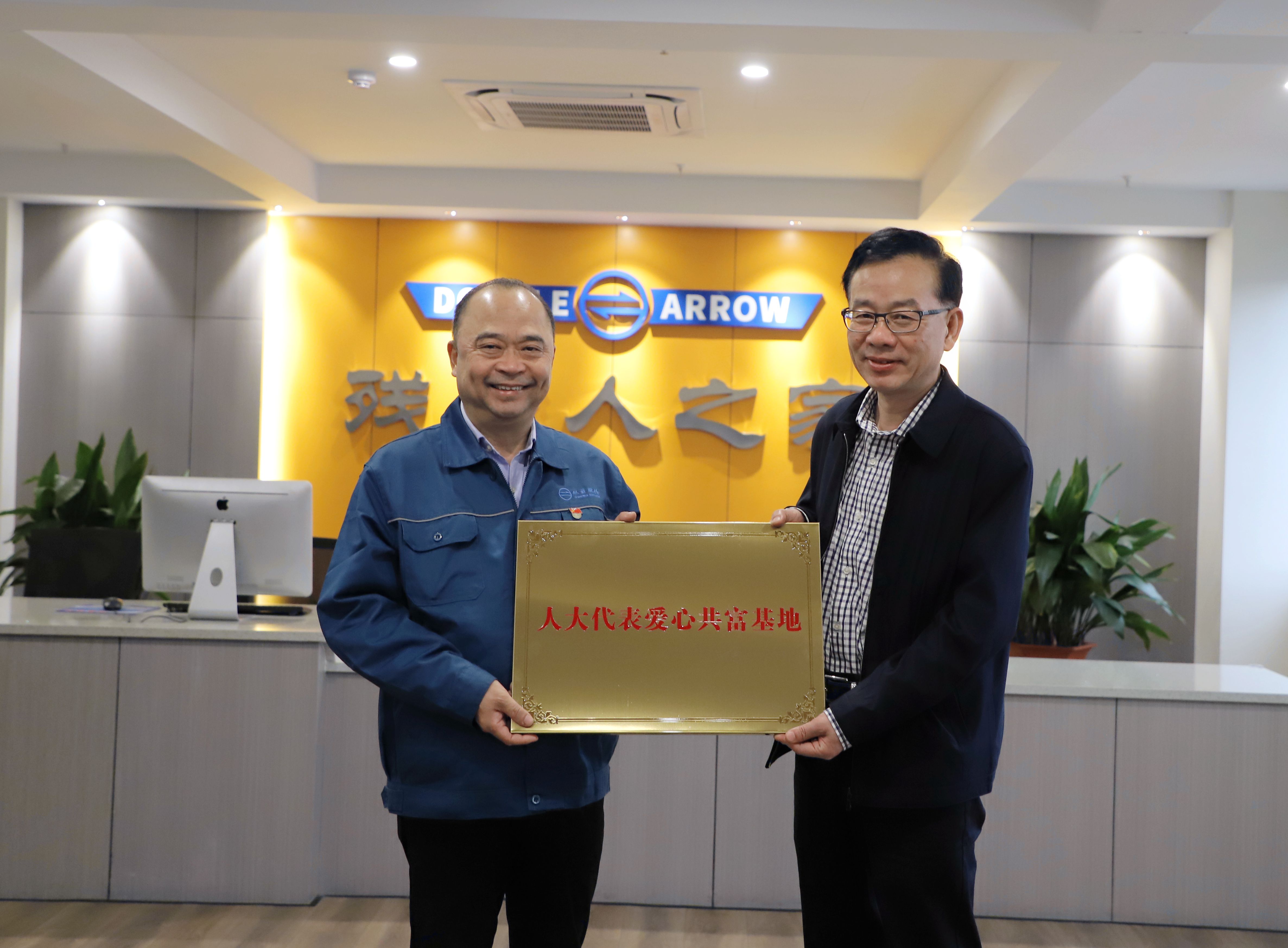 桐乡市人大常委会主任潘川弟一行莅临蓝狮娱乐官网手机版指导事情